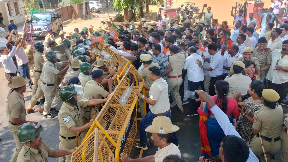 BJP Activists Attempt To Storm District Congress Offices In Mangaluru And Udupi The Hindu